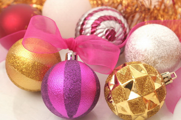 Праздничное украшение новогодними шарами