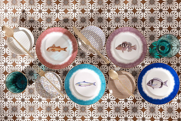 Интересное решение декора магазина керамики и фарфора Купи тарелку