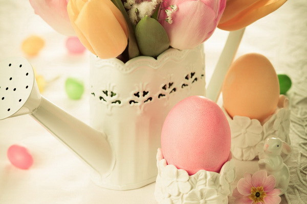 Украшение композиции вазы с пасхальными яйцами
