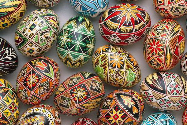 Пасхальные яйца с народным орнаментом