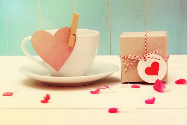 Кофе и подарок для влюблённых фотография