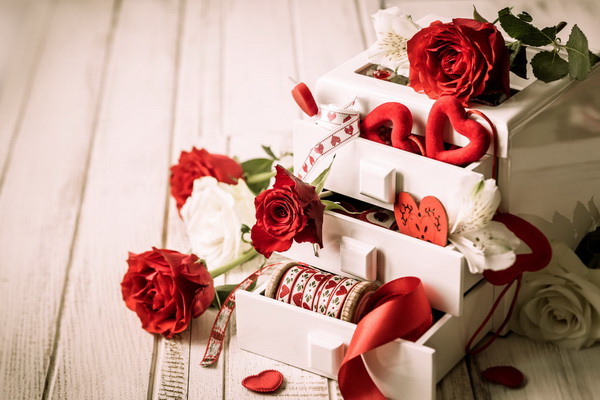 Валентинки и розы ко Дню влюблённых для бабушки и мамы