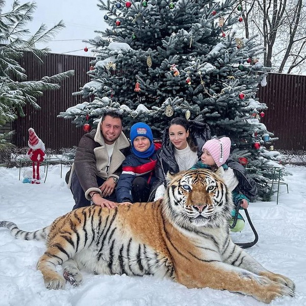 Павел Прилучный с любимой семьёй у ёлки на Новый 2023 год и Рождество