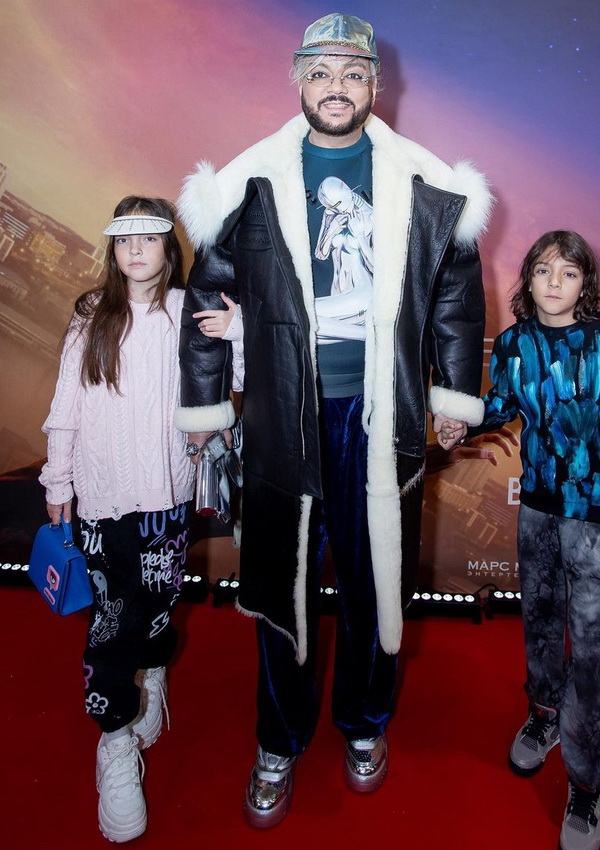 Филипп Киркоров на очередной кинопремьере декабря 2022 года с детьми