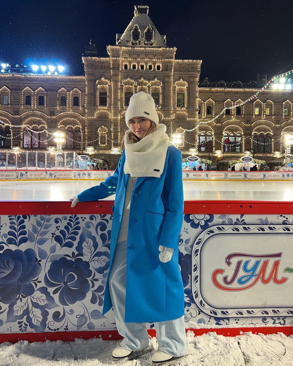 Стефания Маликова на ГУМ катке в Москве в канун Нового 2023 года