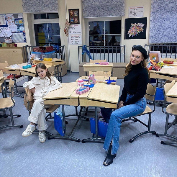 Кристина Асмус за школьной партой с дочкой в канун Нового 2023 года