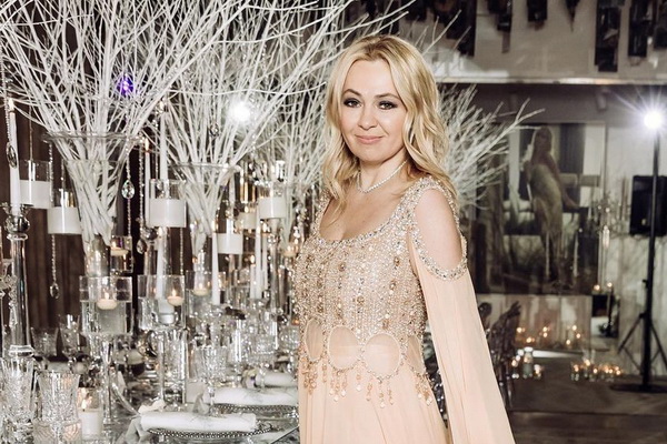 Роскошное платье Яны Рудковской в канун Нового года 2023 с золотом