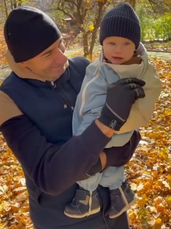 Игорь Крутой с внуком Игорьком гуляет по парку