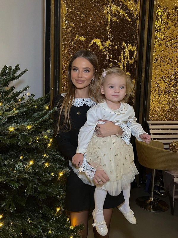Селин Шульгина с мамой у новогодней ёлки в канун праздника