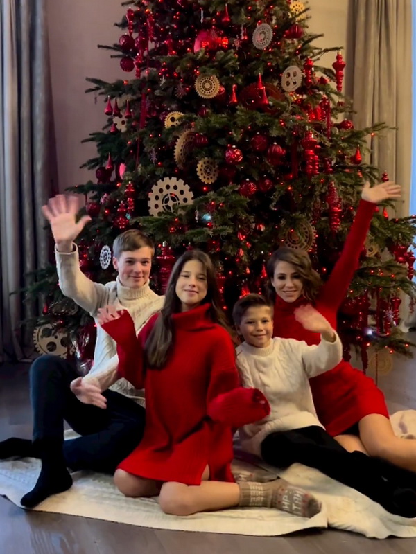 Юлия Барановская с детьми в Новый год 2023 поздравили поклонников