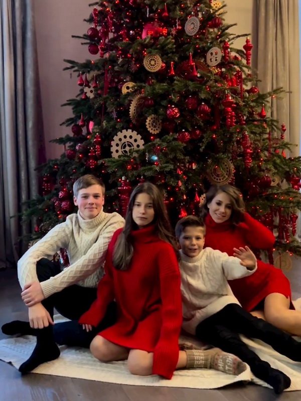 Юлия Барановская с детьми в Новый год 2023 поздравили поклонников