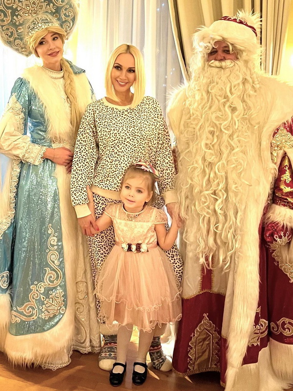 Лера Кудрявцева и её дочь Мария Макарова под Новый год 2023