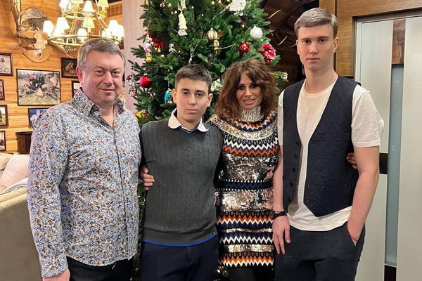 Александр и Ида Достман в Новый год 2023 с сыновьями на ФОТО
