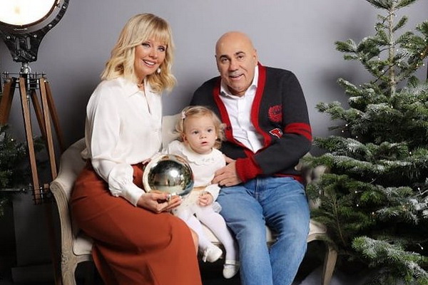 Валерия и Иосиф Пригожин с внучкой Селин в Новый 2023 год День Рождения