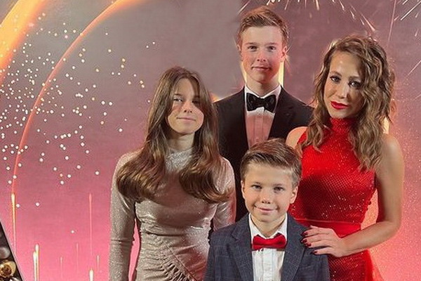 В шикарном красном платье на Новый год 2023 Юлия Барановская