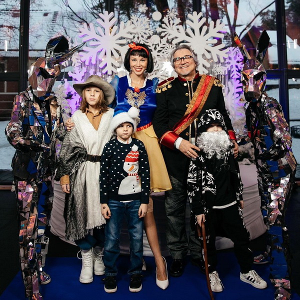 Полина Диброва в образе Белоснежки в Новый 2023 год на праздник с семьёй