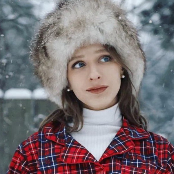 Зимняя фотосессия Лизы Арзамасовой в клетчатой пижаме