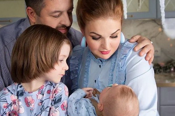 Марина Девятова в Новый 2023 год и Рождество с детьми и мужем на ФОТО