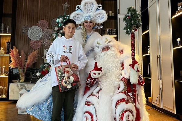 Агата Муцениеце с Дедом Морозом на Новый 2023 год показала ФОТО детей