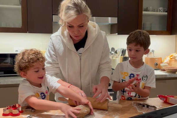 Марина Юдашкина с внуками готовит имбирное печенье