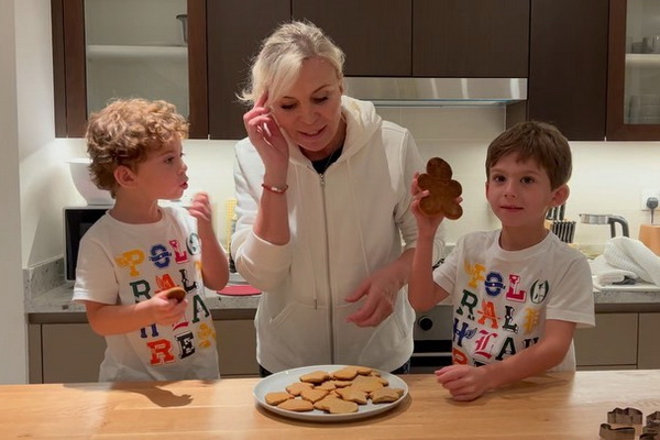 Марина Юдашкина с внуками готовит имбирное печенье
