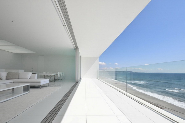 Дом из белого бетона на побережье океана
