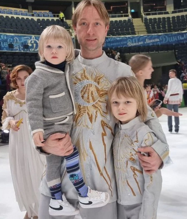 Евгений Плющенко и дети на льду ФОТО 2023 Александр и Арсений