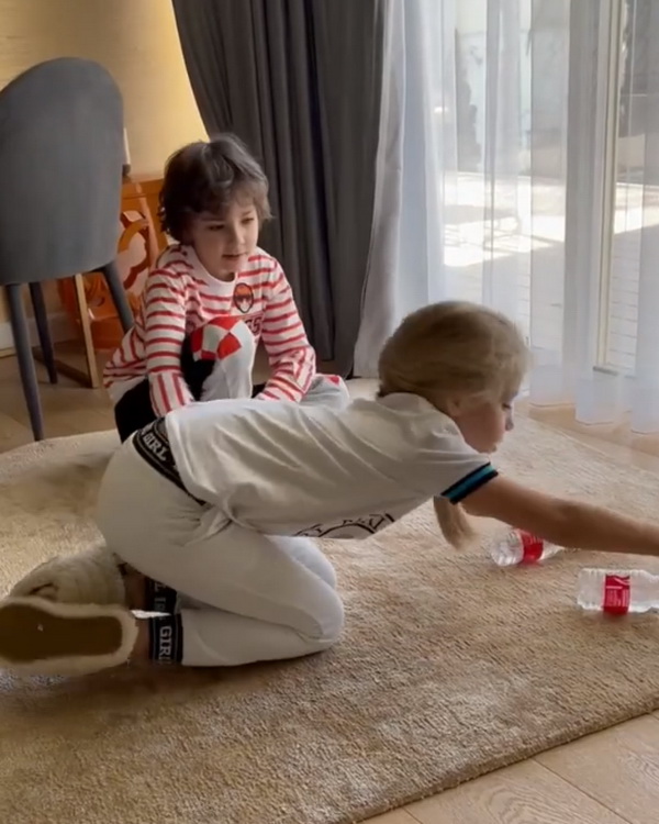 Где дети Аллы Пугачевой - Лиза Галкина и Гарри Галкин ФОТО 2023 в Израиле в детской комнате играют