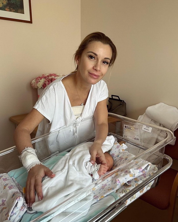 Ольга Орлова в роддоме и маленькая дочь Анна ФОТО 2023 год