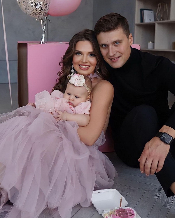 Александр Энберт с женой и дочкой День Рождения ФОТО