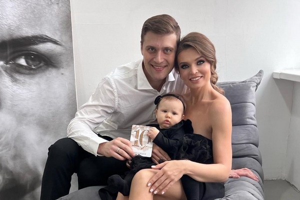 Александр и Алеся Энберт 10 месяцев ребёнку ФОТО 2023 год