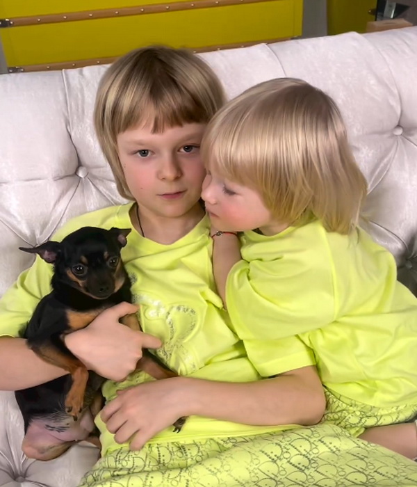 Арсений и Саша Плющенко с любимым щенком дома ФОТО 2023 год