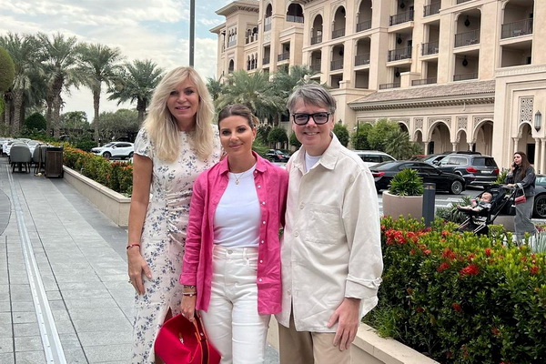 Фото Юдашкина с семьей в Дубае Аркадию 5 лет