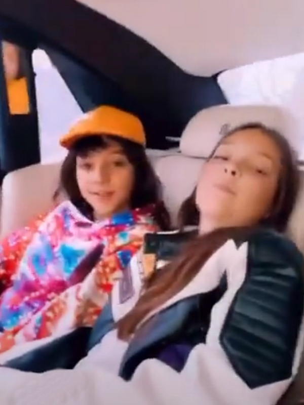 Филипп Киркоров с детьми на шоу Маска едет в автомобиле и делает селфи
