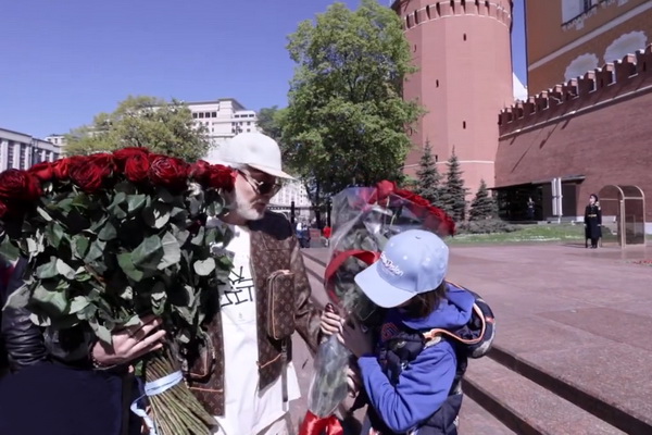 Филипп Киркоров и Мартин возложили цветы у памятника Неизвестному солдату в Москве - ФОТО май 2023 год