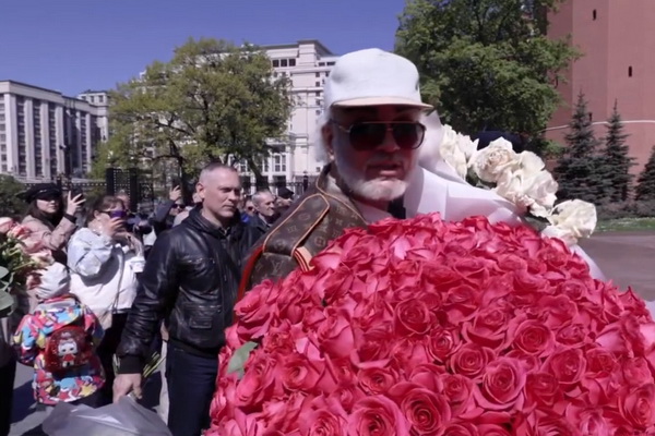 Филипп Киркоров и Мартин возложили цветы у памятника Неизвестному солдату в Москве - ФОТО май 2023 год