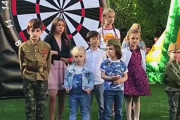 Алла Пугачёва и дети Лиза с Гарри на День Победы 9 мая ФОТО