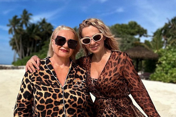 Яна Рудковская с мамой Мальдивы показала ФОТО на пляже
