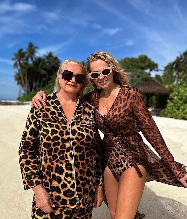 Яна Рудковская с мамой Мальдивы показала ФОТО на пляже