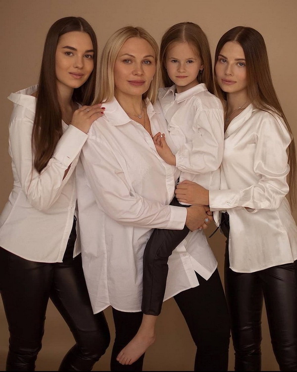 Мама и сёстры Лианы Шульгиной ФОТО