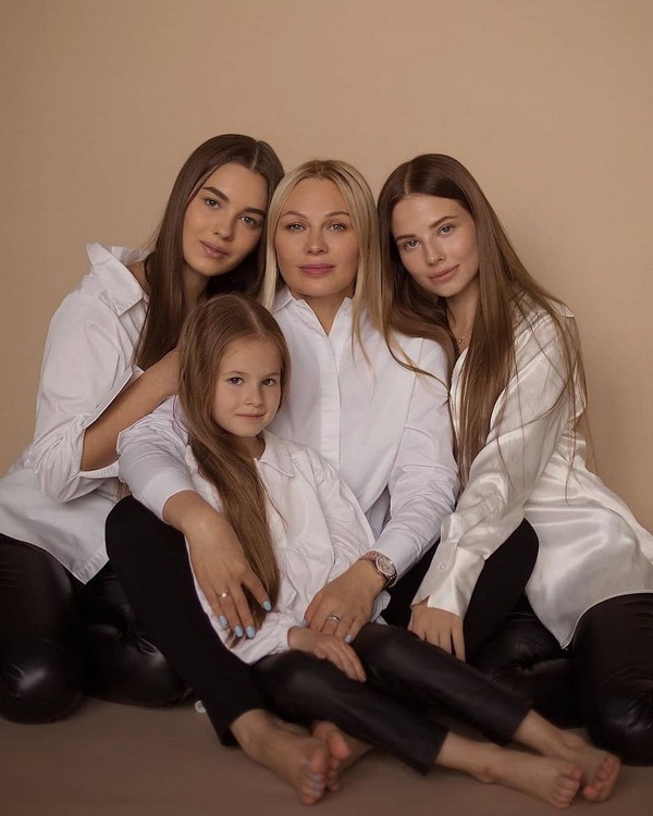 Мама и сёстры Лианы Шульгиной ФОТО