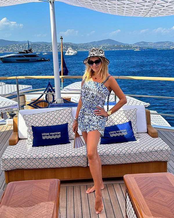 Яна Рудковская в Инстаграм ФОТО на яхте разместила с Louis Vuitton