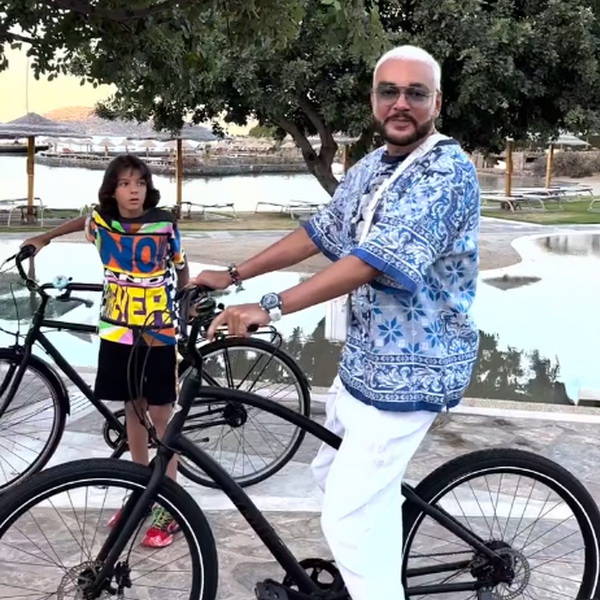 Филипп Киркоров на велосипеде катается с сыном ФОТО