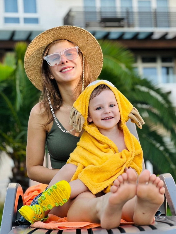 Лиза Арзамасова и сын Лёва на отдыхе ФОТО 2023 год