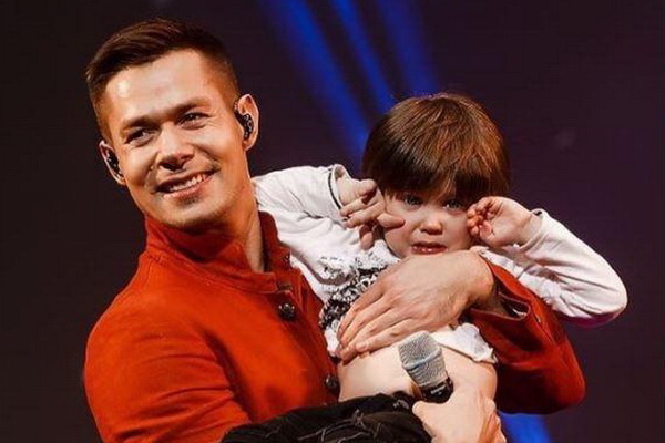 Стас Пьеха впервые на сцене со своим 3-летним сыном
