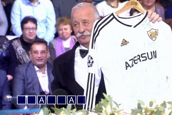 Леониду Якубовичу подарили футболку финалистов Лиги чемпионов УЕФА «Карабаха»