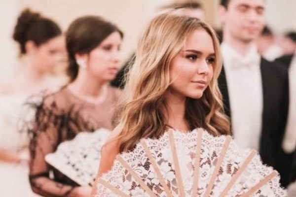 17-летнюю дочь Дмитрия Маликова осудили за новогоднее платье за 1 миллион рублей