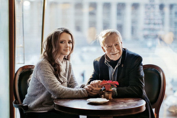87-летний актёр и его молодая жена