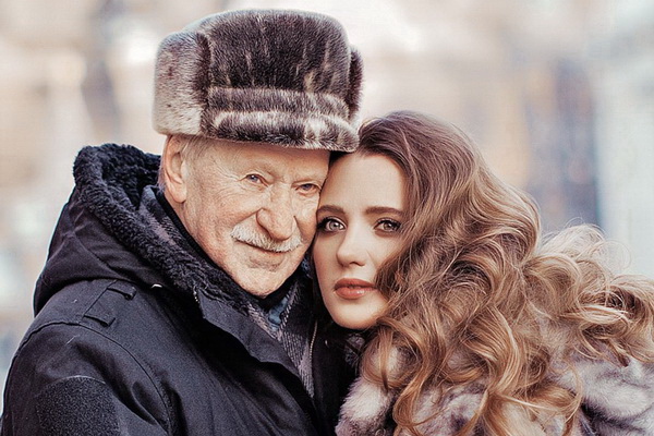 87-летний актёр и его молодая жена