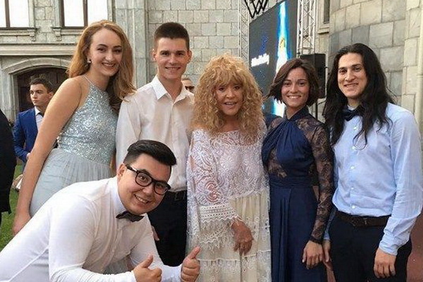 Алла Пугачёва затмила невесту внука на свадьбе